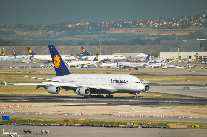 самолет компании Lufthansa